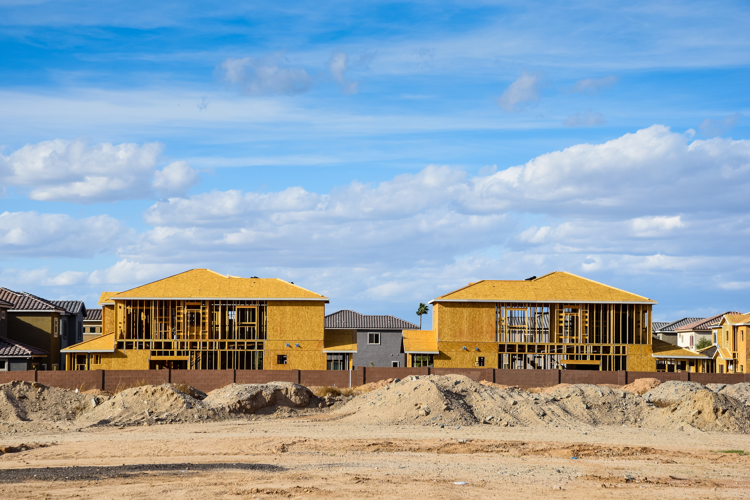 New homes being built in Phoe, Arizona under a beautiful sky.