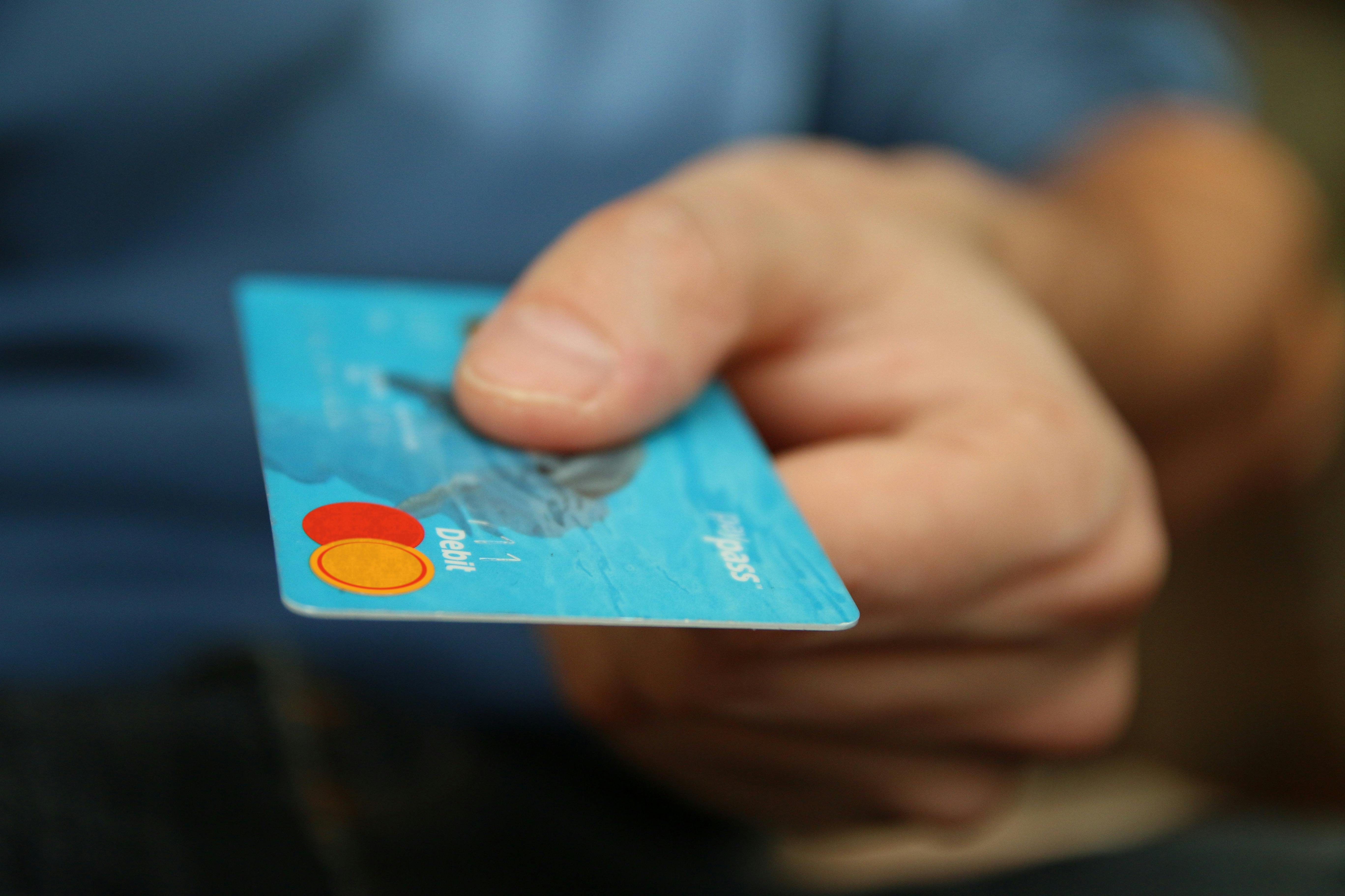 Person holding a credit card.