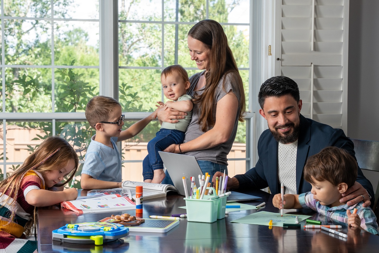 MBA alumnus Daniel Valdez and his family