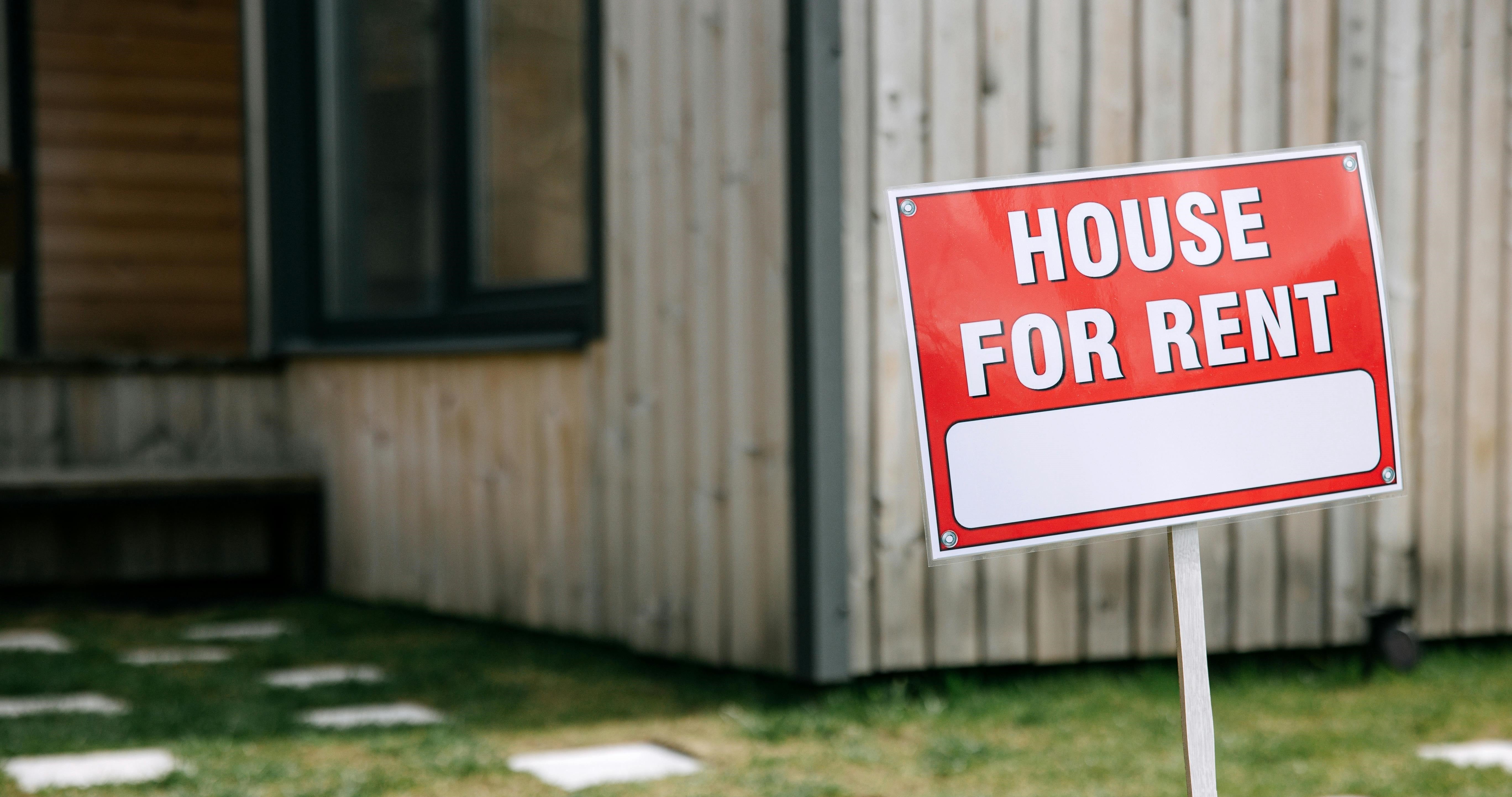 "House for Rent" sign.