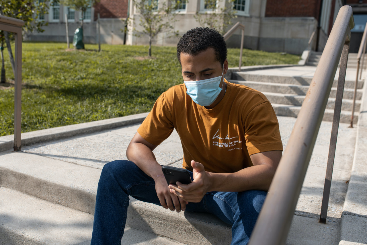 man_with_face_mask_-_6720x4480.jpg