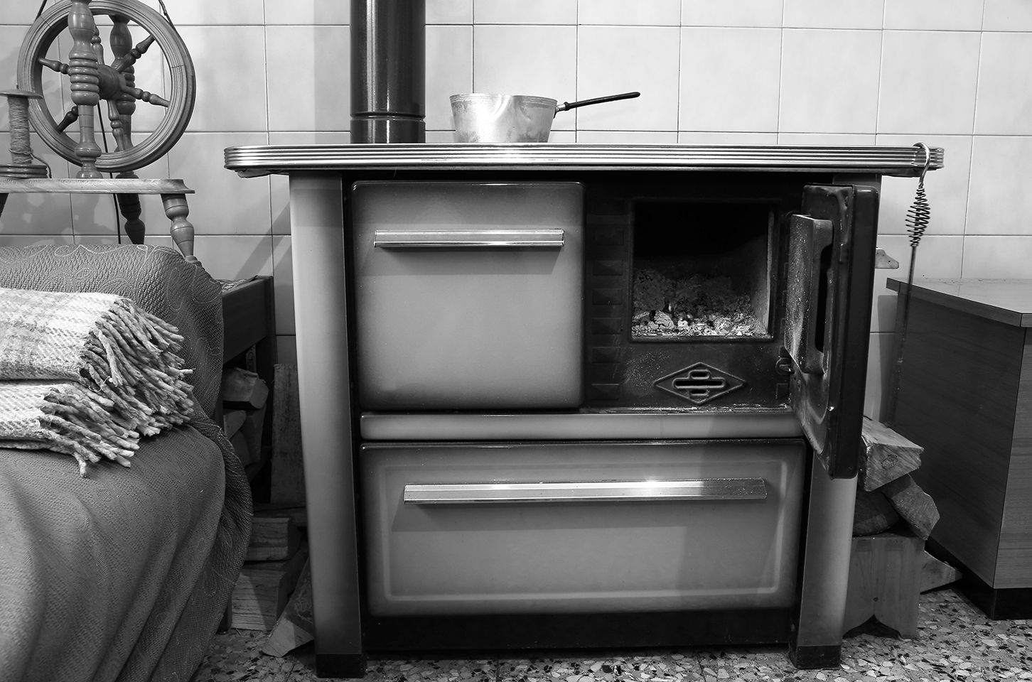old_wood-burning_stove_in_the_kitchen.jpg old_wood-burning_stove_in_the_kitchen.jpg