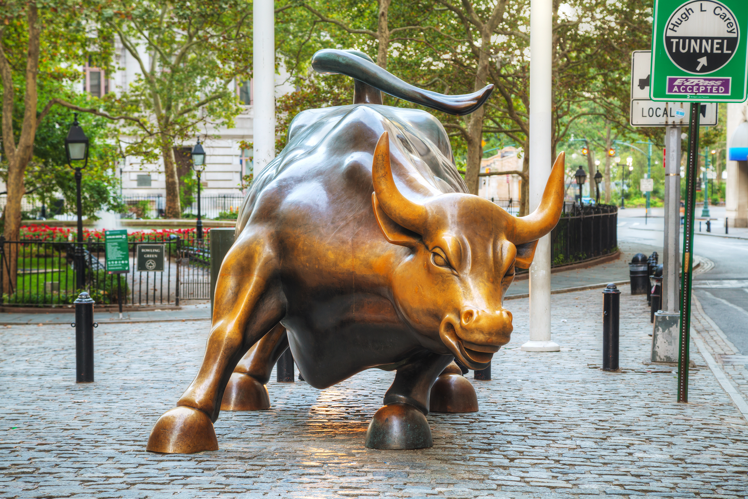 web_charging_bull_sculpture_in_new_york.jpg web_charging_bull_sculpture_in_new_york.jpg